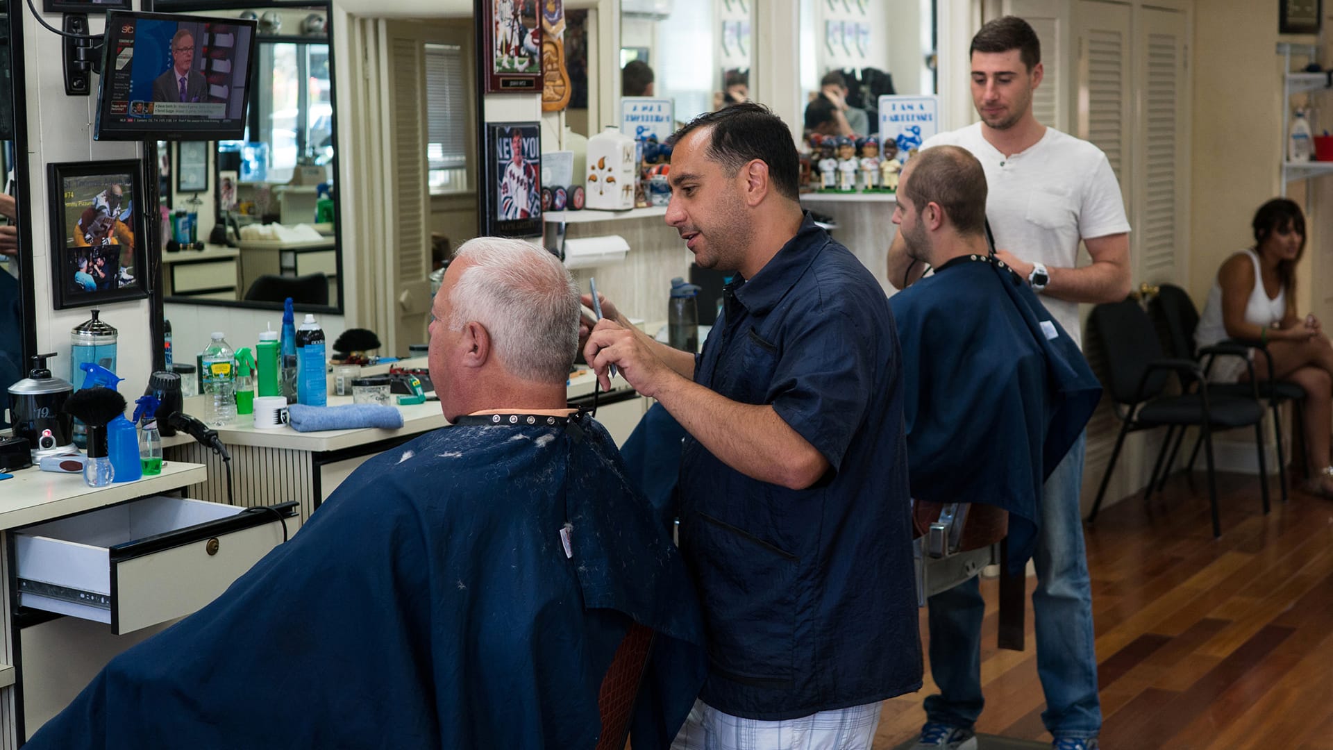 Rob Barbieri giving haircut